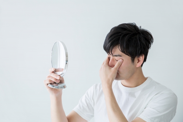 (悩む男性写真)